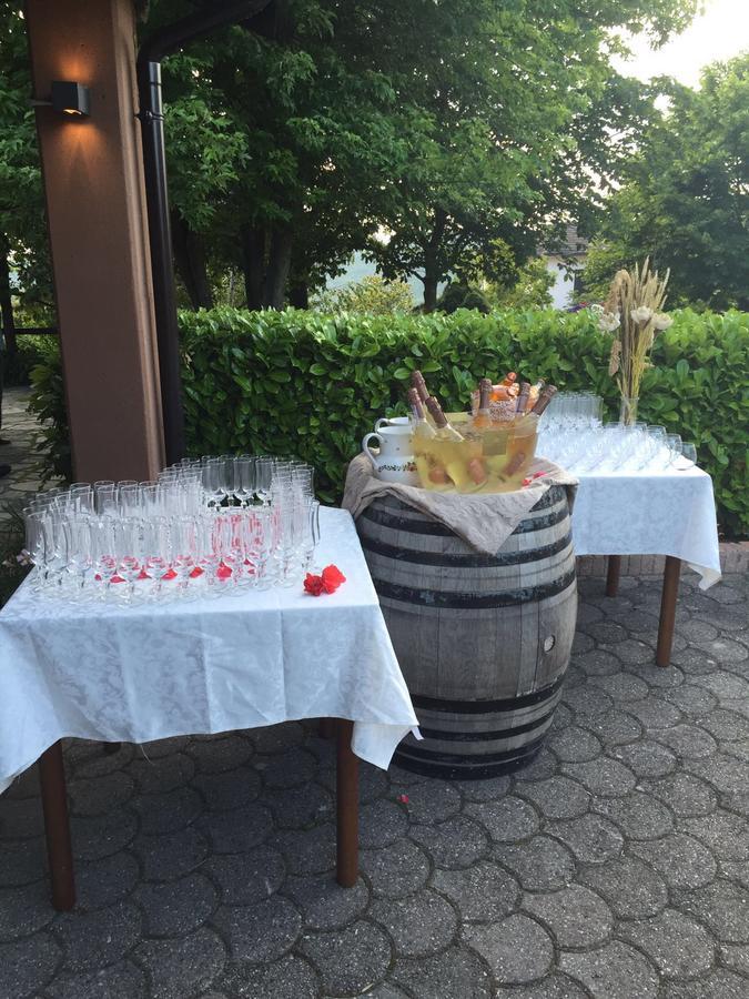 Готель Ristorante Primula Bianca Варці Екстер'єр фото