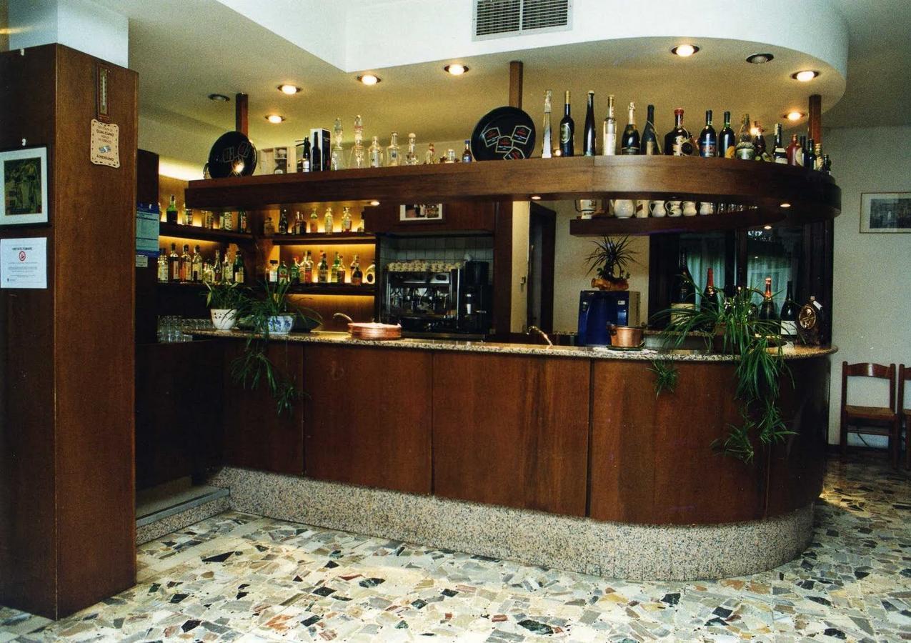 Готель Ristorante Primula Bianca Варці Екстер'єр фото