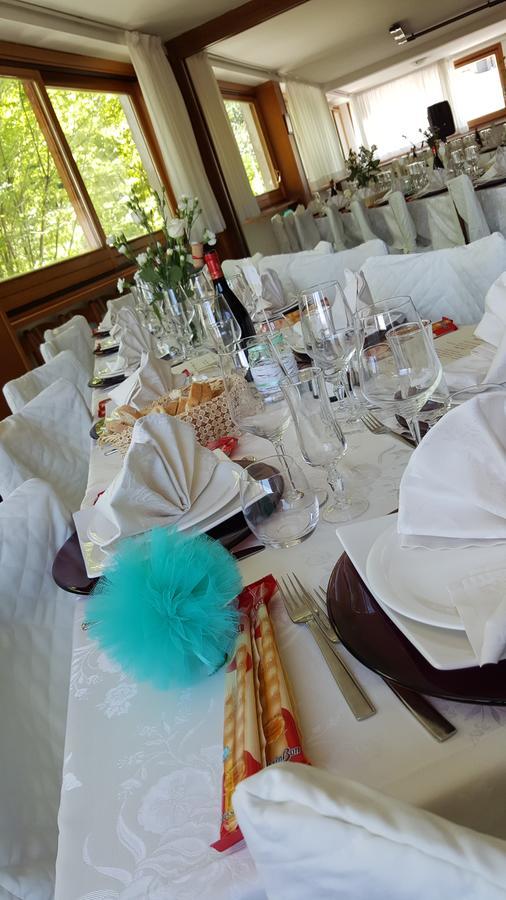 Готель Ristorante Primula Bianca Варці Екстер'єр фото