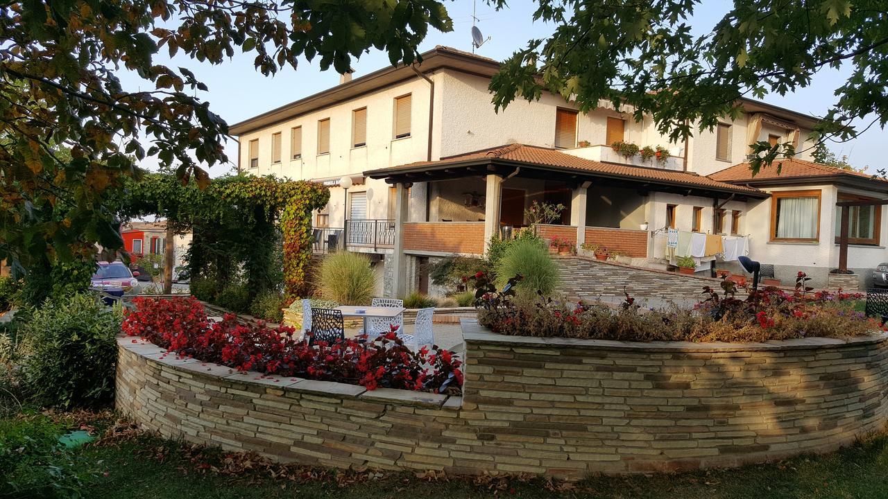 Готель Ristorante Primula Bianca Варці Екстер'єр фото